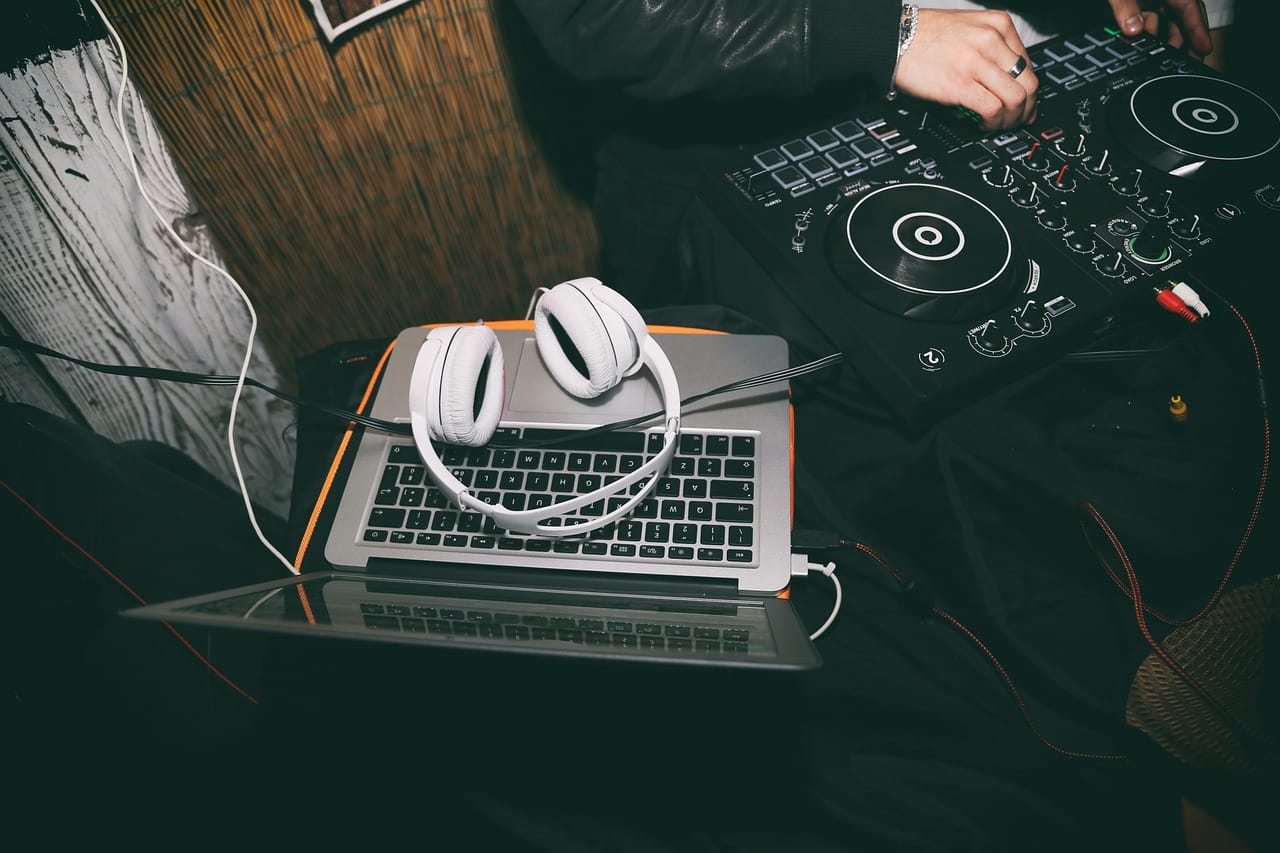 Headphones for music and online promotion